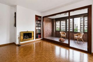 Pis a Gaztambide. Piso exterior con terraza, trastero y vistas a los jardines en f