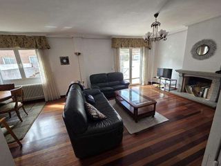 Reihenhaus in Medina del Campo. Casa con jardín, terraza, bodega y garaje en calle badajoz, medi