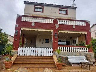Xalet a Catllar (El). Casa de 3 plantas con jardín privado en urbanització esplai tarr