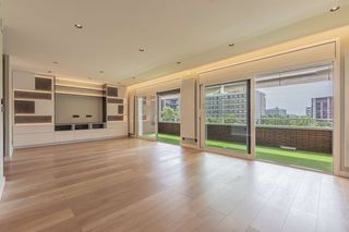 Etagenwohnung in Pedralbes. Exclusivo piso reformado en pedralbes con terraza, piscina y gar
