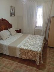 Flat in Zona los Frutales. Chalet adosado en segunda línea de playa con gran terraza, jardí