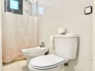 Semi detached house in Manlleu. Casa reformada y amueblada en manlleu, con jardín privado y tras