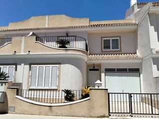 Maison jumelée à Polinyà de Xúquer. Adosado espacioso con terraza y balcón en carrer mestres de poli