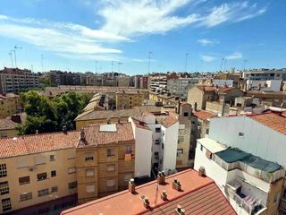 Pis a San José Alto. Amplia vivienda con ascensor, calefacción y garaje en avenida de