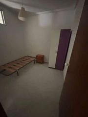 Pis a Las Delicias. Local acondicionado como vivienda en calle de terminillo, delici