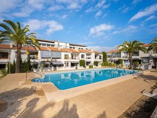 Pis a L´Albir. Casa adosada reformada con jardín, piscina comunitaria y garaje
