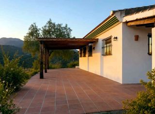 Chalet in Tolox. Finca reformada con apartamento independiente en el parque nacio
