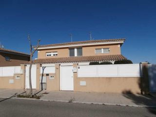 Casa pareada en Carrer Montserrat Roig