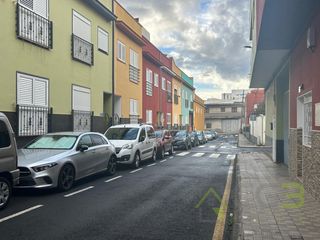 Casa adosada  Calle sagrada familia. Oportunidad para inversores vivienda adosada de 4 plantas con ga