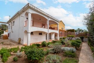 Xalet a Creixell. Casa independiente en el centro del pueblo – amplia, luminosa y