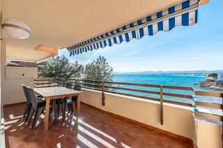 Apartament a Carrer de brussel·les 58. Apartamento en primera línea de la playa dels capellans, en salo