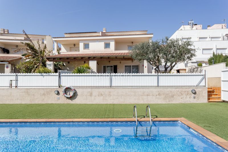 Foto 0e388a87-905d-4fa4-b738-dfb44ad2d503. Casa aparellada a carrer del fonoll 11 a Els Munts Torredembarra