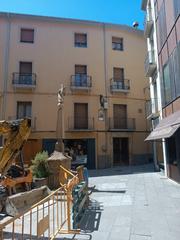 Edifici a Plaça móra 3. Edifici al centre d´olot