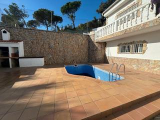 Casa a Serra Brava. Impresionante casa con piscina y vistas a la montaa en serra br