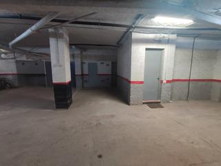 Aparcament cotxe a Els Pins. Plaza de parking con despensa privada en blanes