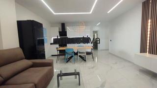 Planta baja en Calle alegranza 182. Totalmente renovado, dos dormitorios y dos baños