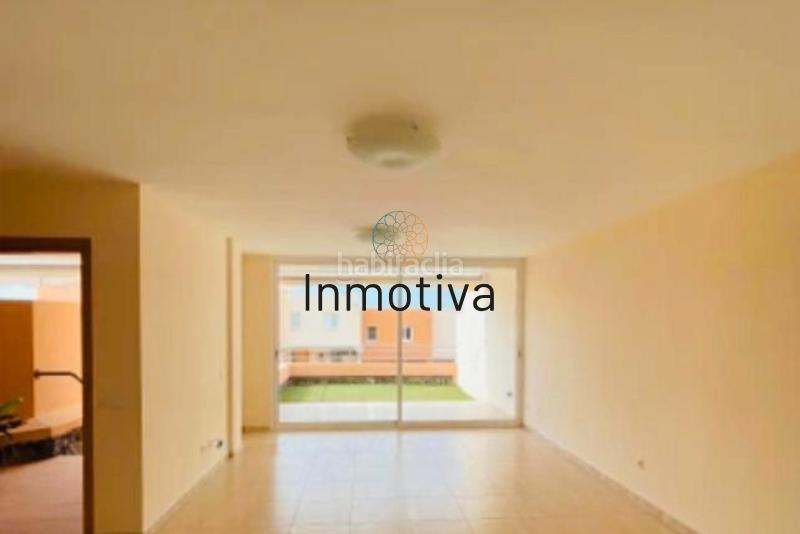 Foto e6b24fff-e5a0-422e-9e0d-854f6f097588. Casa adossada a avenida kurt konrad mayer 20 a Playa Fañabé Alto Adeje
