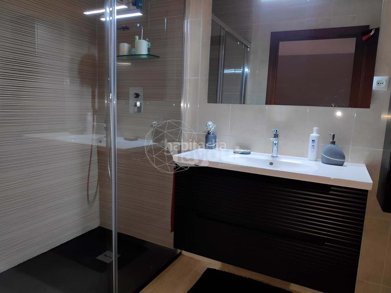 Foto 5c5adb3c-6a9c-4bbd-a964-d83c2ff57bf7. Casa amplia vivienda unifamiliar adosada , situada a escasos metros del parque natural de la isla. con 394m construidos, 6 en Plasencia