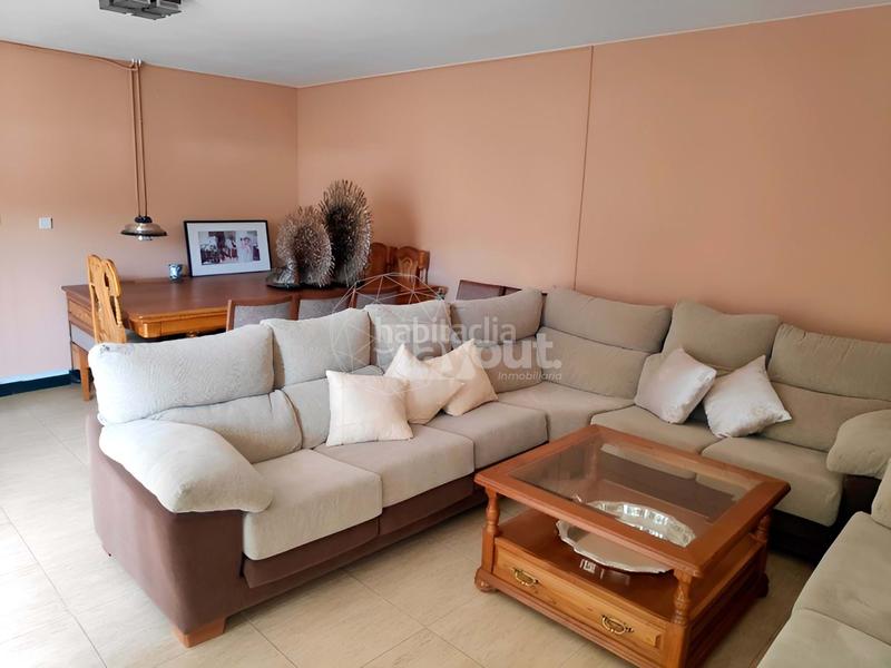 Foto 5ff14d45-cacb-4d86-8010-3f7a285e1992. Casa amplia vivienda unifamiliar adosada , situada a escasos metros del parque natural de la isla. con 394m construidos, 6 en Plasencia