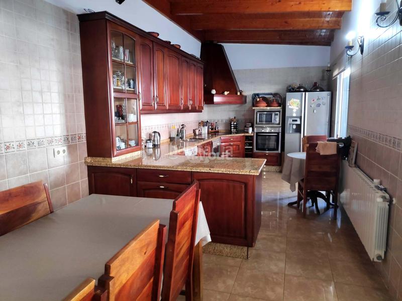 Foto aa1fc451-4c32-4475-9684-54d0fb6d4074. Casa amplia vivienda unifamiliar adosada , situada a escasos metros del parque natural de la isla. con 394m construidos, 6 en Plasencia