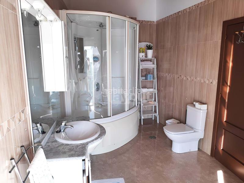 Foto b328b68b-40f8-4606-94f9-a9253ff9e9eb. Casa amplia vivienda unifamiliar adosada , situada a escasos metros del parque natural de la isla. con 394m construidos, 6 en Plasencia