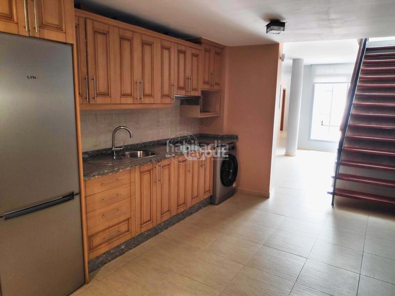 Foto d71c45ca-7154-49b3-a318-be53e93c5fa2. Casa amplia vivienda unifamiliar adosada , situada a escasos metros del parque natural de la isla. con 394m construidos, 6 en Plasencia