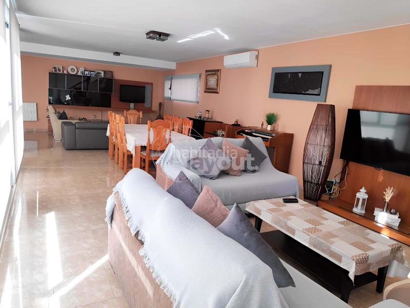 Foto fac718a1-786e-4a3e-9ce6-a303d5436999. Casa amplia vivienda unifamiliar adosada , situada a escasos metros del parque natural de la isla. con 394m construidos, 6 en Plasencia