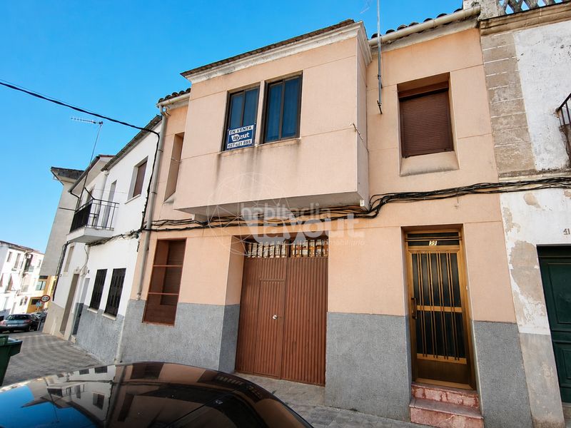 Foto 041b222f-236f-48a7-bcdf-bcb4d51c24cd. Casa adossada amb aparcament a Centro Ciudad Plasencia