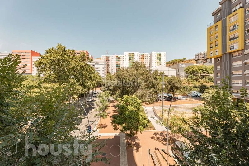 Foto 2d5a98cf-b86a-4f1f-a566-1c8061e93248. Pis a carrer d'antonio machado . a Canyelles Barcelona