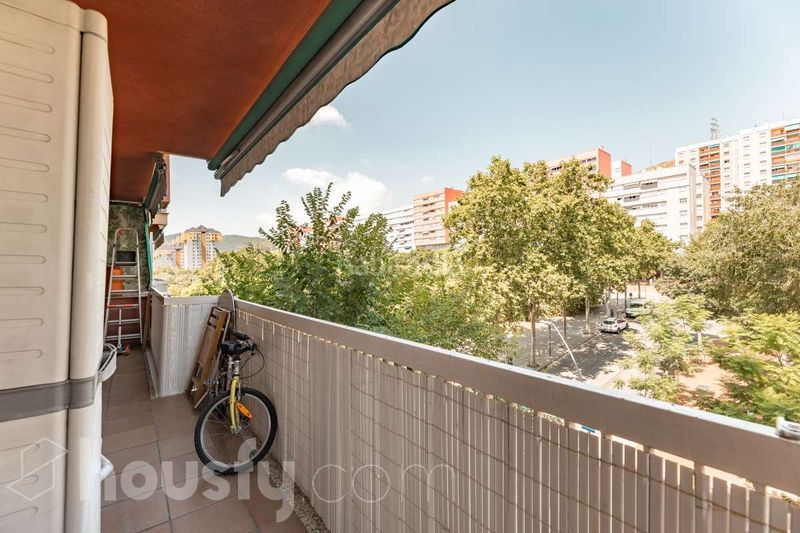 Foto 9c1a14da-9c96-42cb-8dea-eb5c73ff3175. Pis a carrer d'antonio machado . a Canyelles Barcelona