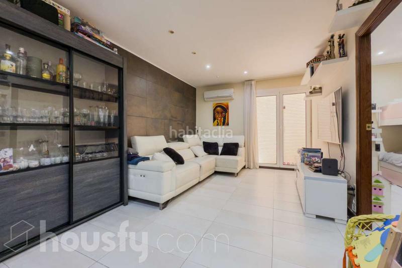 Foto 54ba3595-4e51-4279-9a98-a28d53e5eb9b. Pis a carrer de peris i mencheta . a La Font d´en Fargues Barcelona