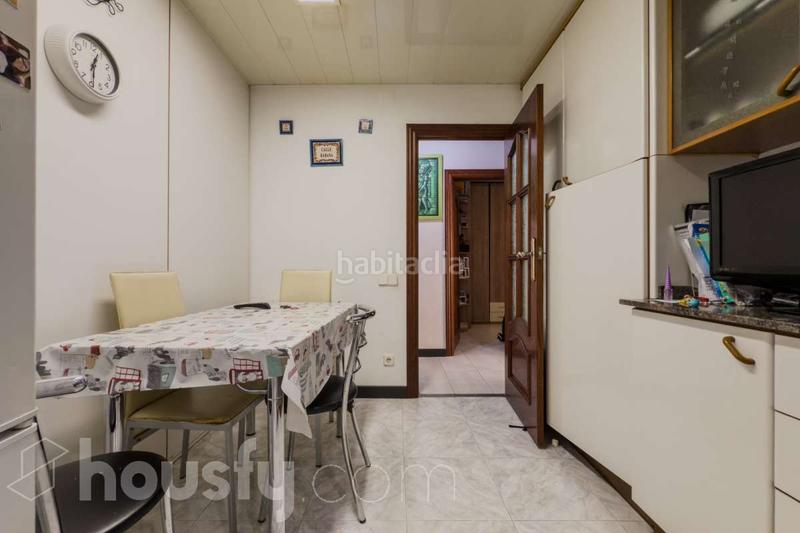 Foto d32b656d-95d5-4e6d-8fbe-6ca77b34cc33. Pis a carrer de peris i mencheta . a La Font d´en Fargues Barcelona