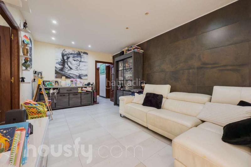 Foto d8a3143e-0f6e-478e-884c-9b970d4a427c. Pis a carrer de peris i mencheta . a La Font d´en Fargues Barcelona