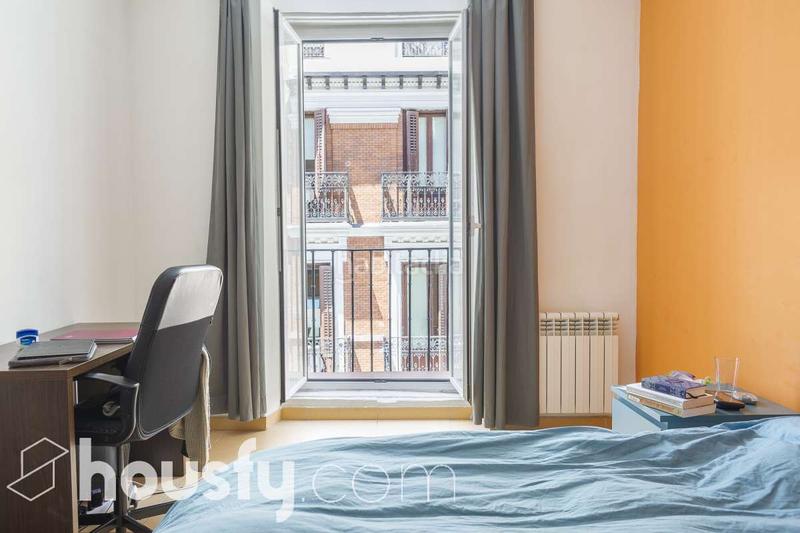 Foto b5b3d80a-4d5b-4f28-8317-0010890993dd. Piso en calle de tetuán . en Sol Madrid