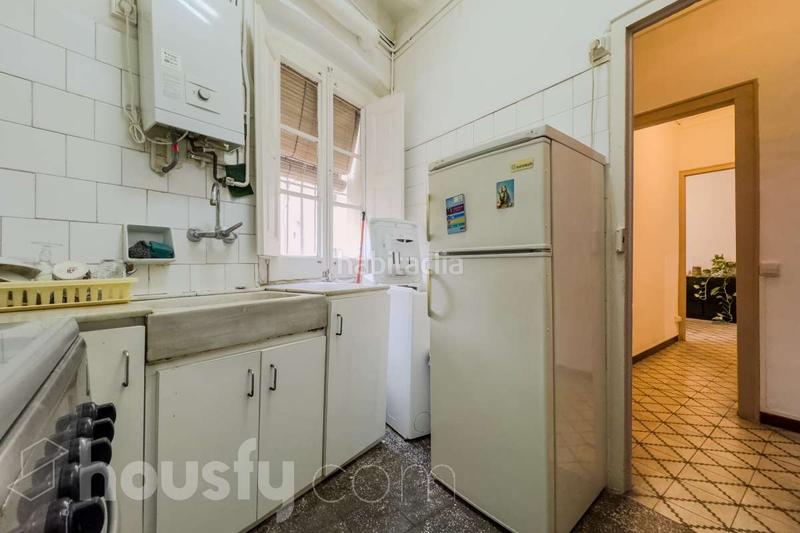 Foto 6d70ef5d-1b00-4d22-86c4-fac5b7d86862. Pis a carrer de santa anna . a Gòtic Barcelona