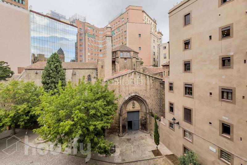 Foto e2c6dd3d-e8b5-4532-b624-aee42e1cf57b. Piso en carrer de santa anna . en Gòtic Barcelona