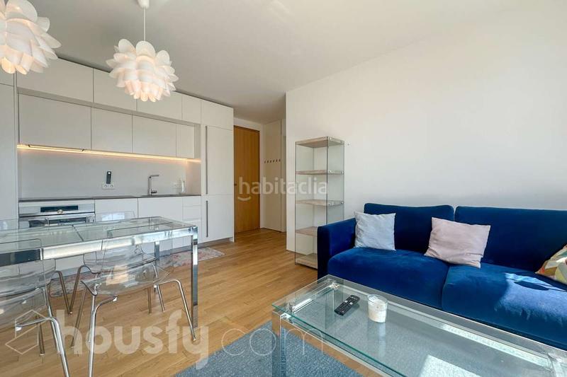 Foto a47a38f9-45b4-4a8c-8fc1-a14f65b2cf80. Piso en calle javier ferrero . en Ciudad Jardín Madrid