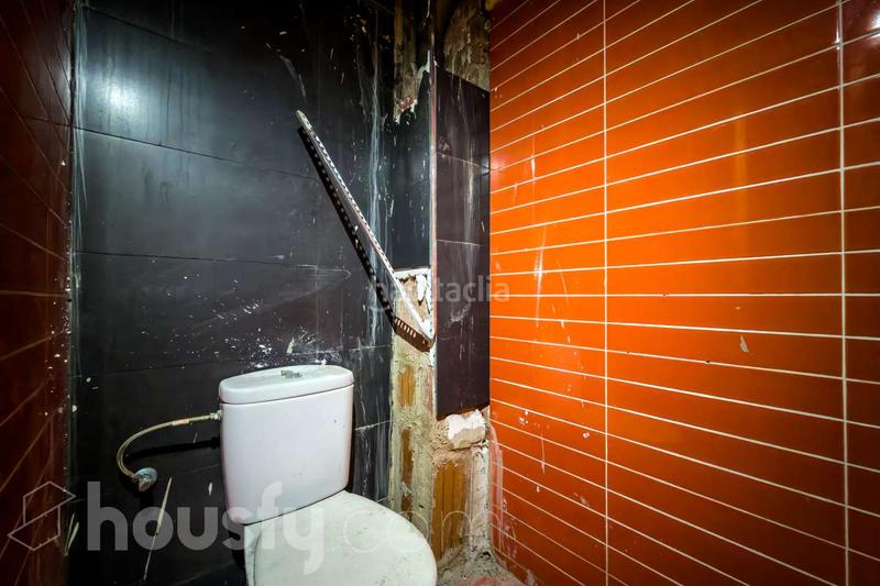 Foto 693d92aa-fae8-46ad-9d08-01a943e7276e. Local comercial en carrer coll i pujol . en Centre Badalona