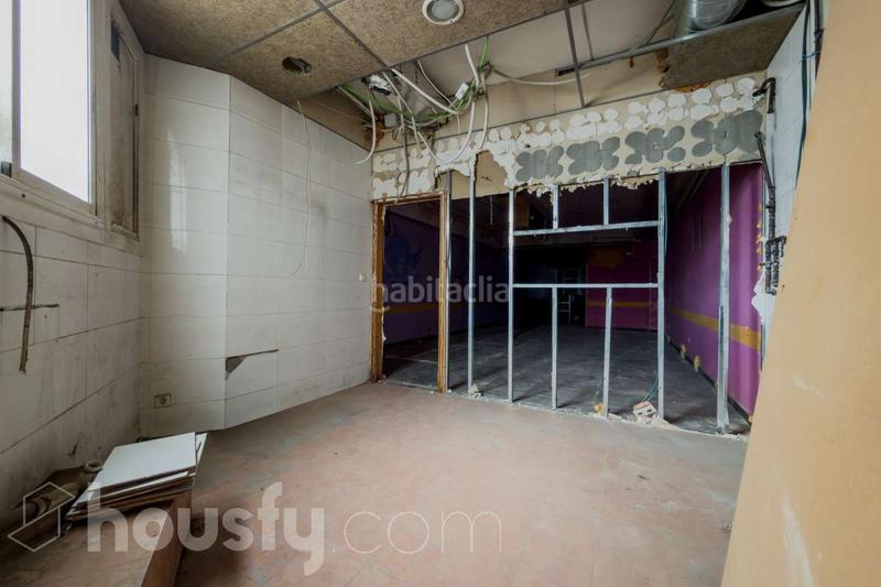 Foto 95f5f254-57aa-4c33-b268-c18aa1445a38. Local comercial en carrer coll i pujol . en Centre Badalona