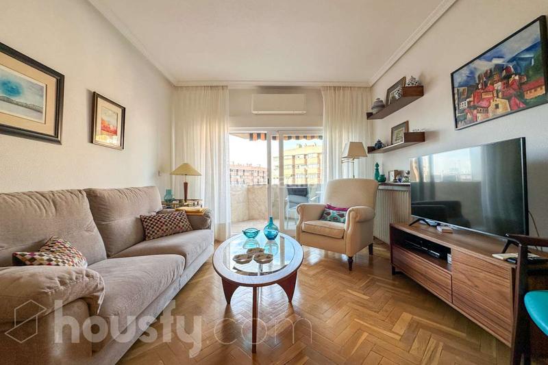 Foto 3077b306-4f43-48a8-84bd-61e8a2dd542c. Dachwohnung in calle bocangel . in Fuente del Berro Madrid