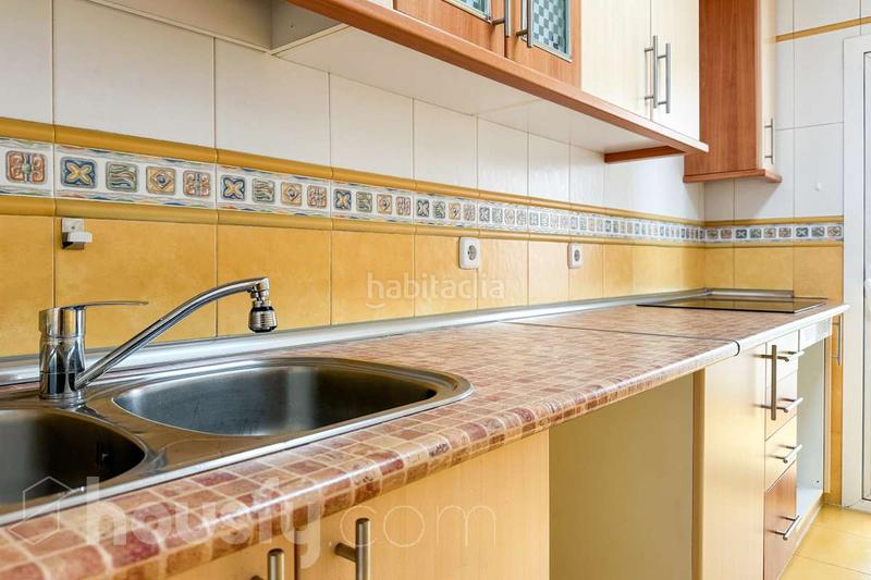 Foto 162b0040-ee68-4b49-811f-f9fcd7fc63a2. Appartamento in calle de ocaña . in Aluche Madrid