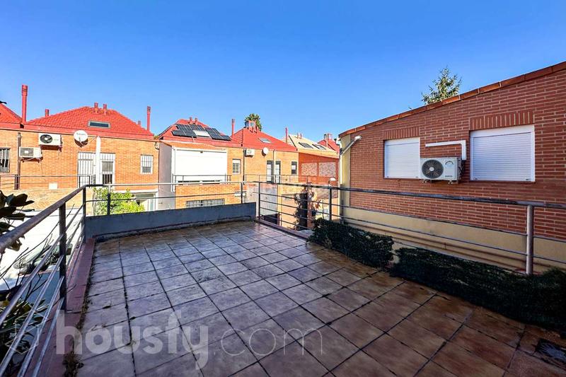 Foto 351ddfcc-e9bd-48f5-84ff-0ce388345470. Semi detached house in calle del grabado . in Sector 3 Getafe