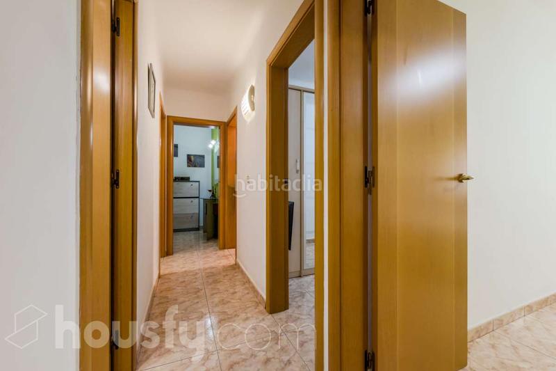 Foto 087d5104-1823-41c8-91d7-12ea76dd1903. Piso en av santa rosa . en El Raval Santa Coloma de Gramenet