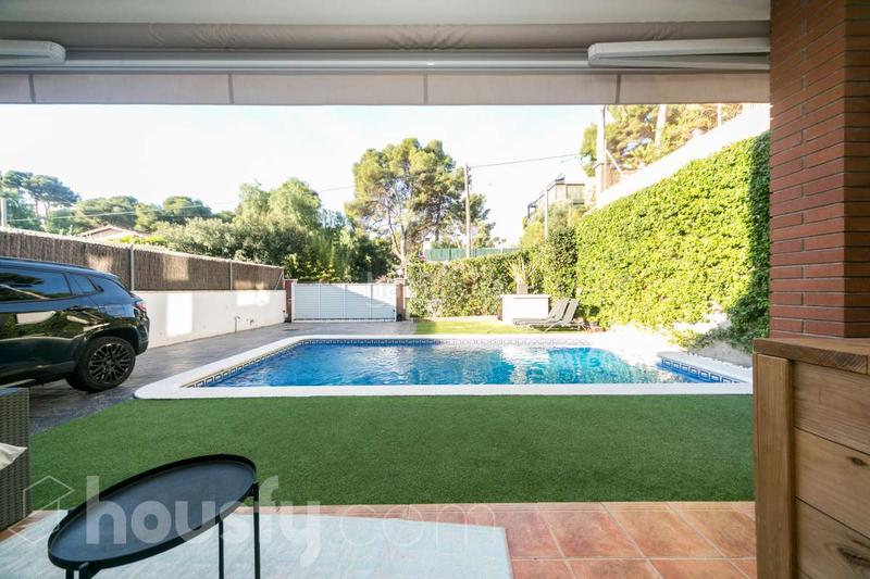 Foto 56eca050-74b0-4c96-b966-6bf3e38030a6. Chalet dans avinguda . dans Montmar Castelldefels