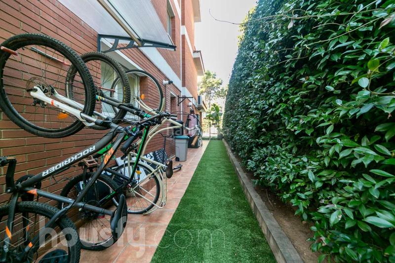 Foto 90fdb9ce-d492-42aa-8b15-a26a24f02b6a. Chalet dans avinguda . dans Montmar Castelldefels