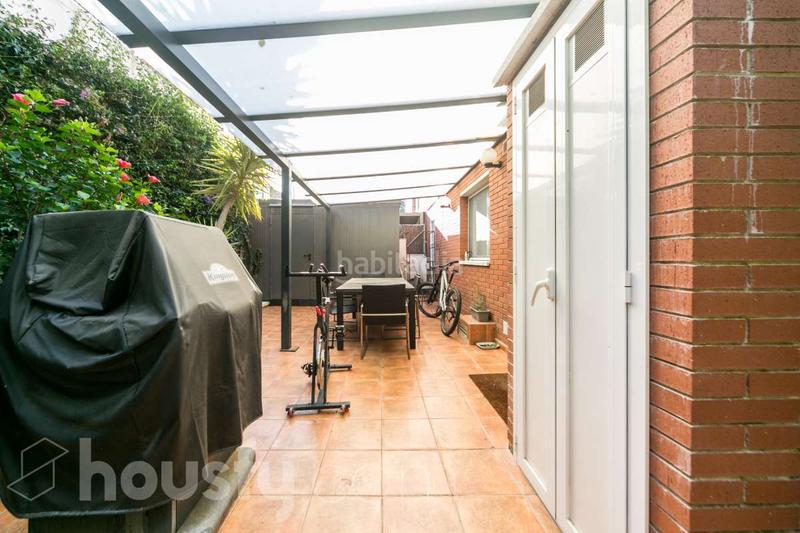 Foto a6b94f1a-7256-4d0d-8ead-99d105513bdd. Chalet dans avinguda . dans Montmar Castelldefels