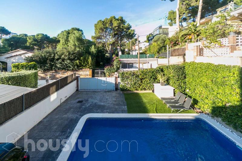 Foto b9aaadd7-6c4c-4c47-a4d2-237c3895c48e. Chalet dans avinguda . dans Montmar Castelldefels