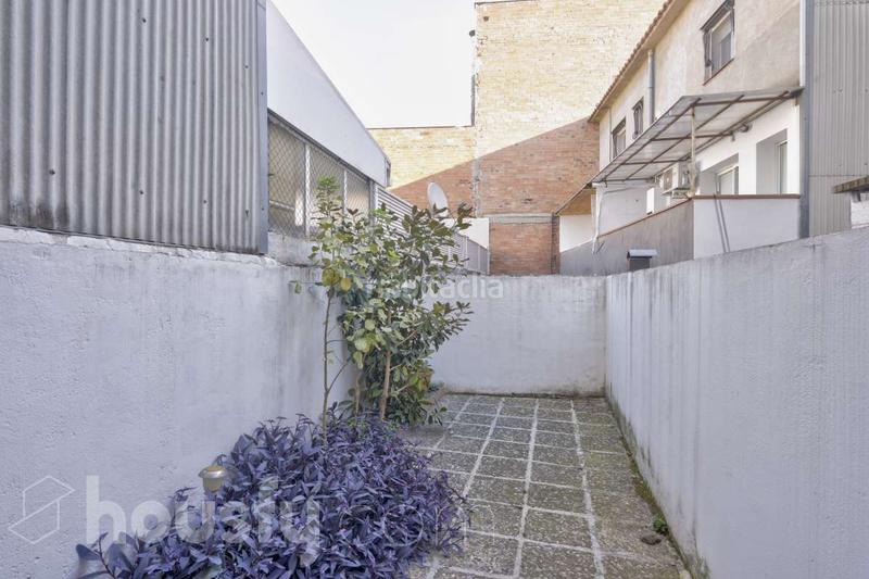 Foto fb05cfb3-1941-4e72-8480-56fb5bbd3dc2. Casa adossada a carrer del berguedà . a Progrés Rubí