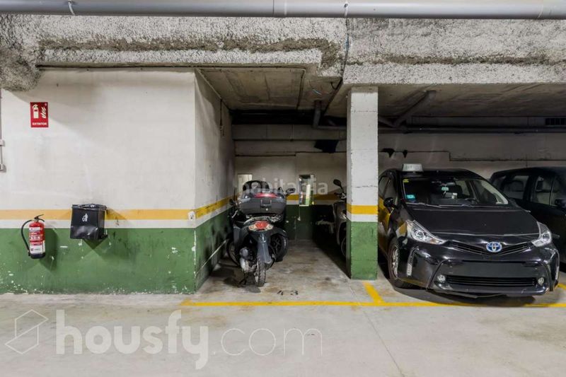Foto 9dd7e5a3-7954-4964-a390-fc39cf0bd8db. Motorcycle parking in carrer del pistó . in El Camp de l´Arpa del Clot Barcelona