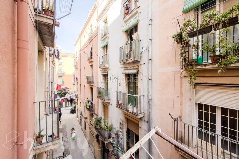 Foto eee95573-ccf4-4a28-b3d8-3bf071145f3b. Pis a carrer de lancaster . a Raval Barcelona